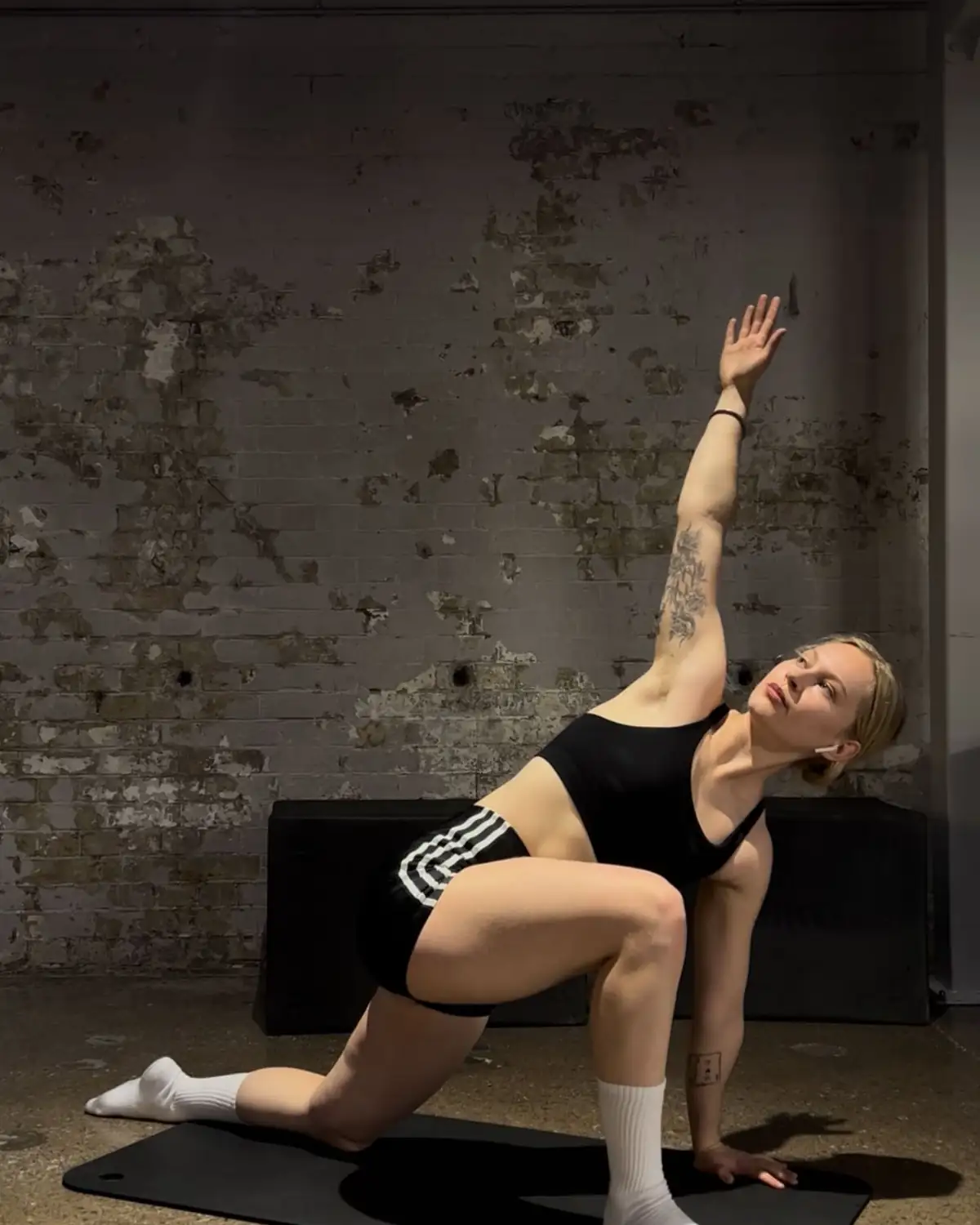 The trainer behind @solid2soul in a side stretch against a brick wall
